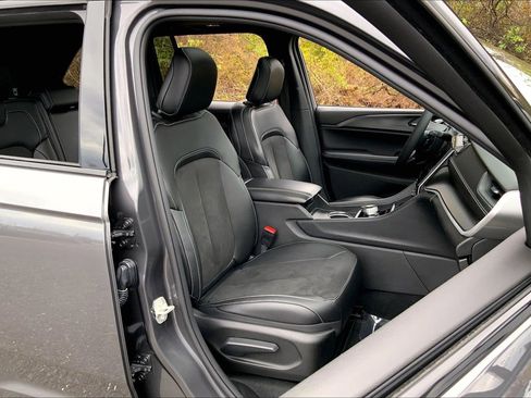 Used 2024 Jeep Grand Cherokee Altitude image 7