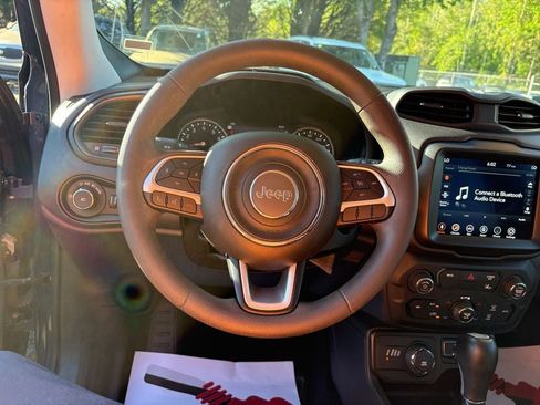Used 2023 Jeep Renegade Latitude AWD/4WD image 15