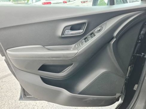 Used 2020 Chevrolet Trax LS FWD image 28