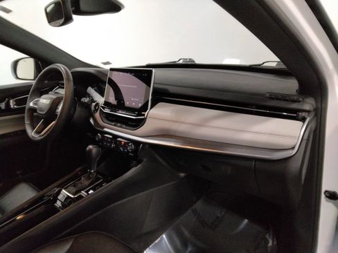 Used 2025 Jeep Compass Limited image 42