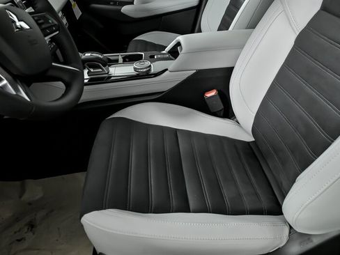 New 2025 Mitsubishi Outlander SE image 14