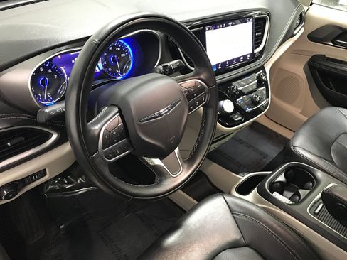 Used 2022 Chrysler Pacifica Touring-L AWD/4WD image 14