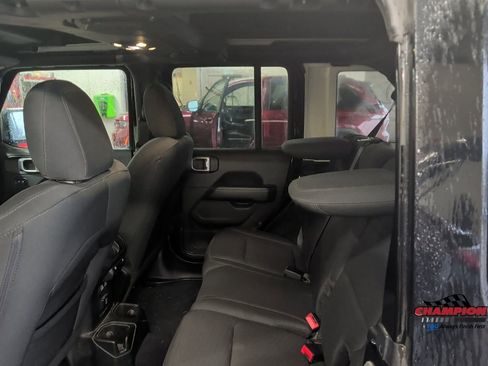 Used 2019 Jeep Wrangler Unlimited Sahara w/ Cold Weather Group AWD/4WD image 15