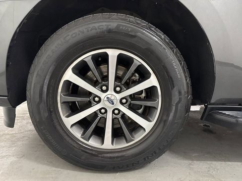 Used 2019 Ford Expedition XLT image 34