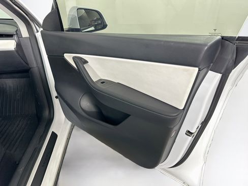 Used 2022 Tesla Model Y Long Range AWD/4WD image 32