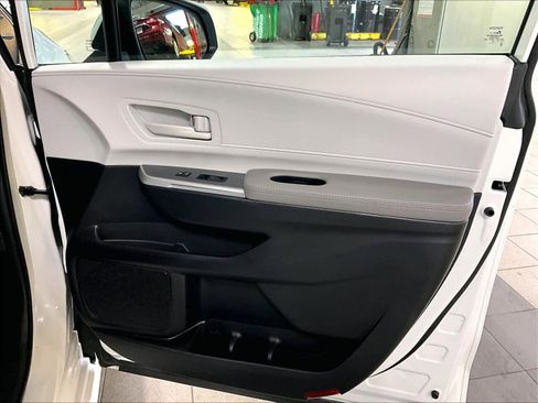 Used 2025 Toyota Sienna LE image 12