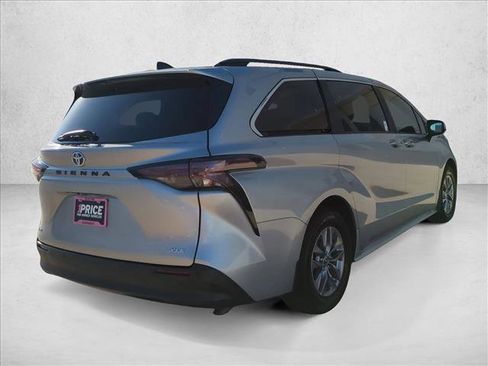 Used 2025 Toyota Sienna XLE FWD image 5