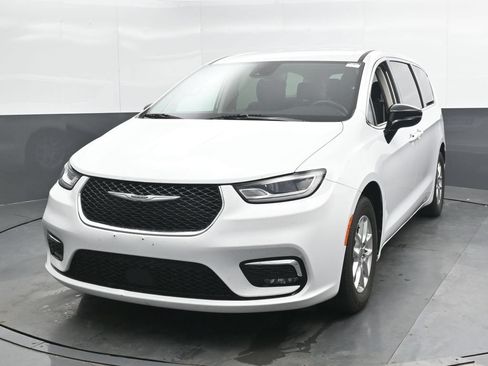 Used 2024 Chrysler Pacifica Touring-L FWD image 6