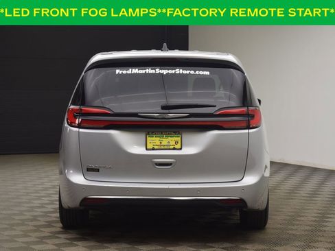Used 2024 Chrysler Pacifica Touring-L image 8