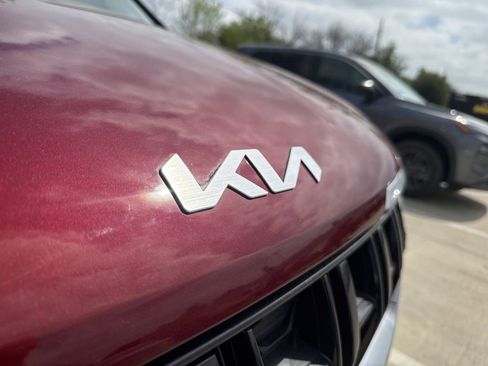 Used 2023 Kia Carnival LX image 2