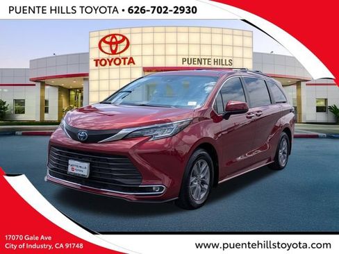 Certified 2022 Toyota Sienna XLE w/ XLE Plus Package FWD image 1