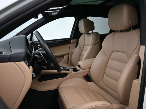 Certified 2025 Porsche Macan AWD/4WD image 5