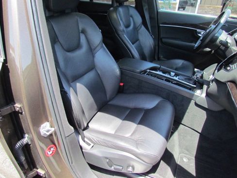 Used 2017 Volvo XC90 T6 Momentum w/ Vision Package AWD/4WD image 18