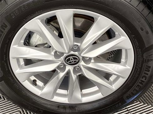 Used 2025 Toyota Corolla Cross LE image 26