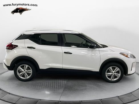 Used 2022 Nissan Kicks S image 2