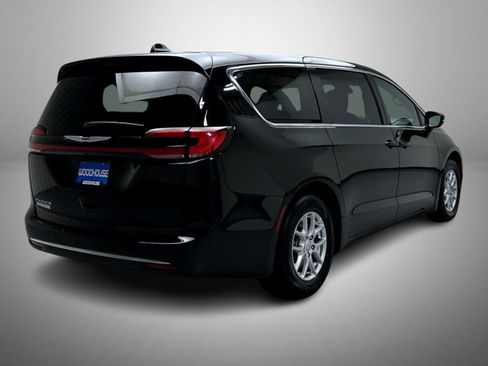 Used 2025 Chrysler Pacifica Select FWD image 5