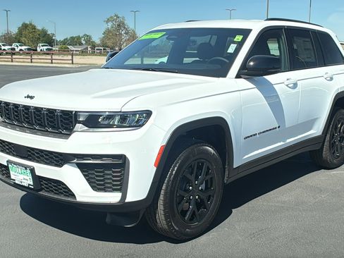 New 2026 Jeep Grand Cherokee Altitude image 7