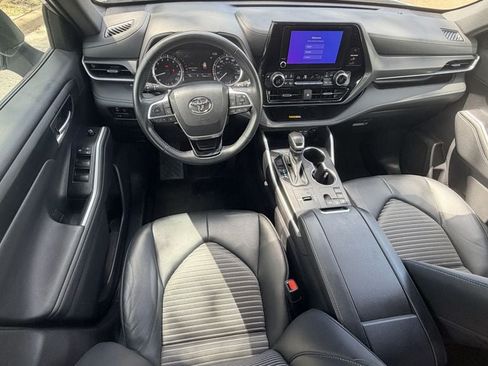 Used 2024 Toyota Highlander XSE FWD image 13