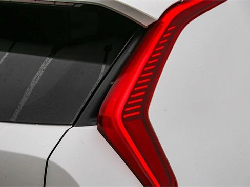 Certified 2025 Kia Niro LX image 10