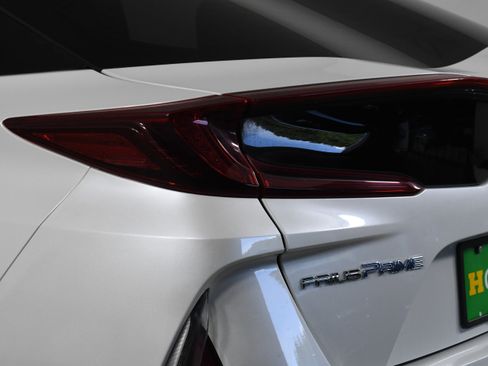 Used 2017 Toyota Prius Prime Advanced image 32