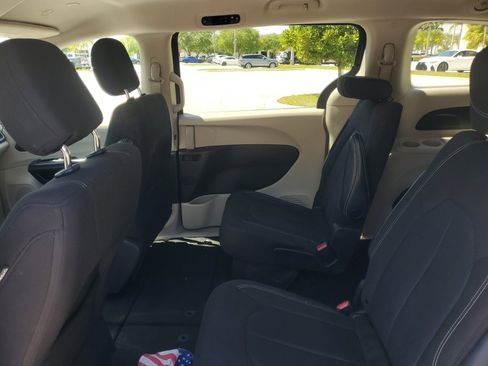 Used 2022 Chrysler Voyager LX image 12