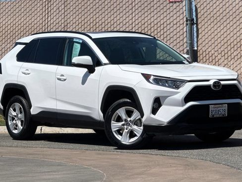 Used 2021 Toyota RAV4 XLE w/ Convenience Package FWD image 2