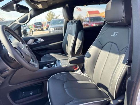 New 2026 Chrysler Pacifica Limited w/ S Appearance Package image 16