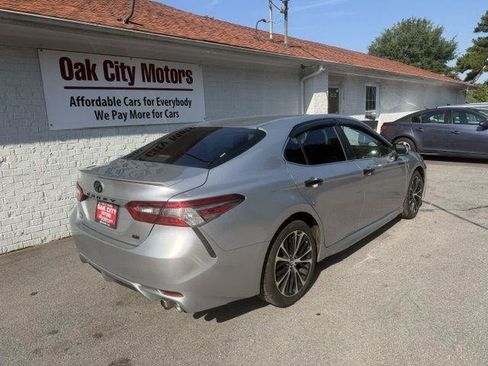 Used 2018 Toyota Camry SE FWD image 5