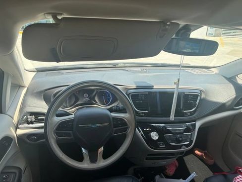 Used 2020 Chrysler Pacifica Limited FWD image 41