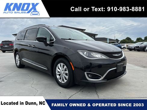 Used 2017 Chrysler Pacifica Touring-L FWD image 1