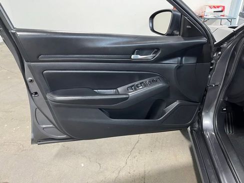 Used 2024 Nissan Altima 2.5 SV FWD image 24