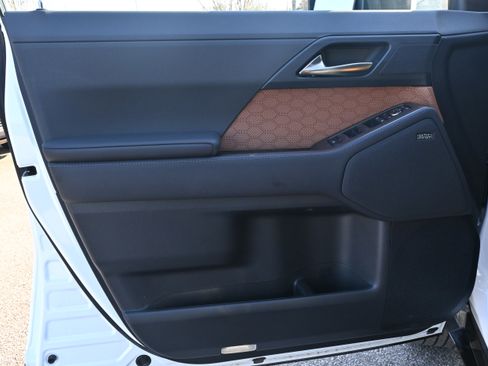 Used 2025 Lexus GX 550 w/ Accessory Package (2T) image 31