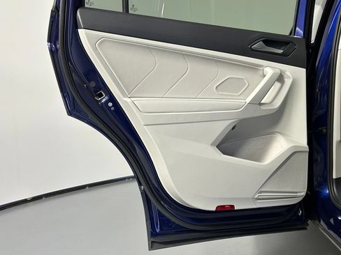 Used 2024 Volkswagen Tiguan SE w/ Panoramic Sunroof Package AWD/4WD image 15