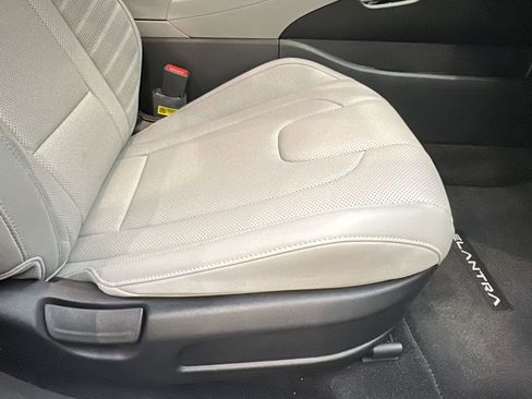 Certified 2025 Hyundai Elantra Limited FWD image 17