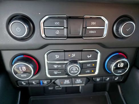 Used 2021 Chevrolet Suburban High Country AWD/4WD image 17