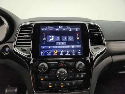 Used 2019 Jeep Grand Cherokee Laredo image 25