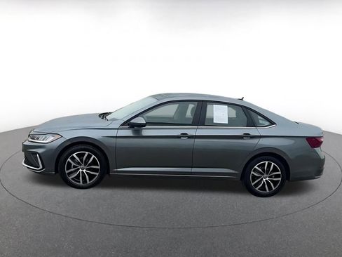 Used 2025 Volkswagen Jetta SE image 9