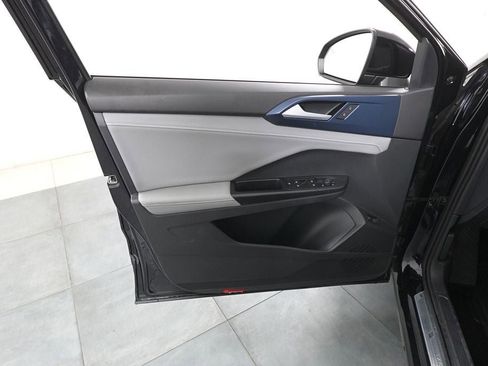 Used 2024 Volkswagen Taos SE image 7