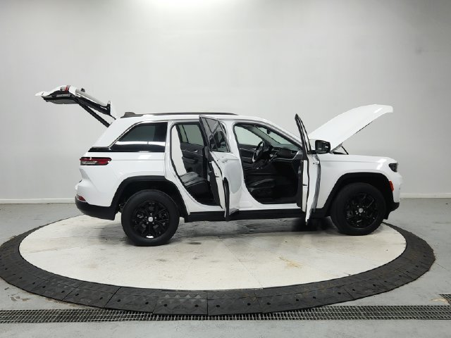 Used 2023 Jeep Grand Cherokee Limited AWD/4WD image 17