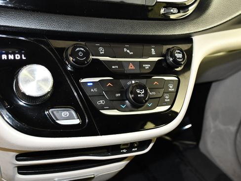 Used 2020 Chrysler Pacifica Touring-L FWD image 30