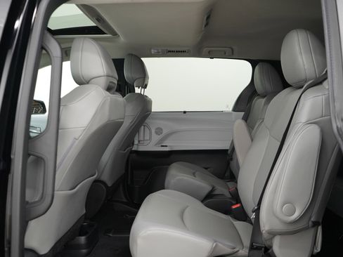 Used 2026 Toyota Sienna XLE AWD/4WD image 20