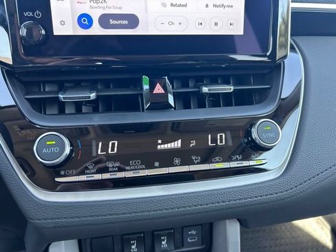 Used 2025 Toyota Corolla Cross XLE w/ Convenience Package FWD image 19