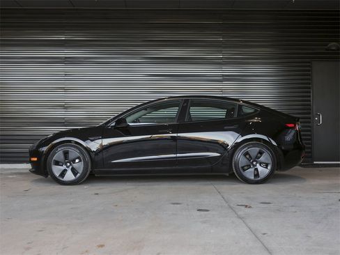 Used 2023 Tesla Model 3 Standard Range image 2