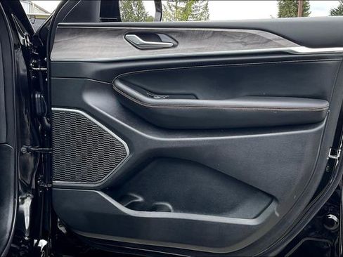 New 2025 Jeep Grand Cherokee Overland image 25