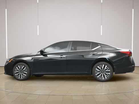 Certified 2024 Nissan Altima 2.5 SV w/ SV Premium Package AWD/4WD image 28