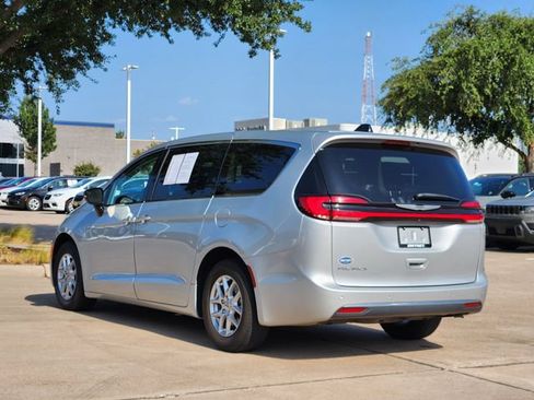 Used 2024 Chrysler Pacifica Touring-L FWD image 5