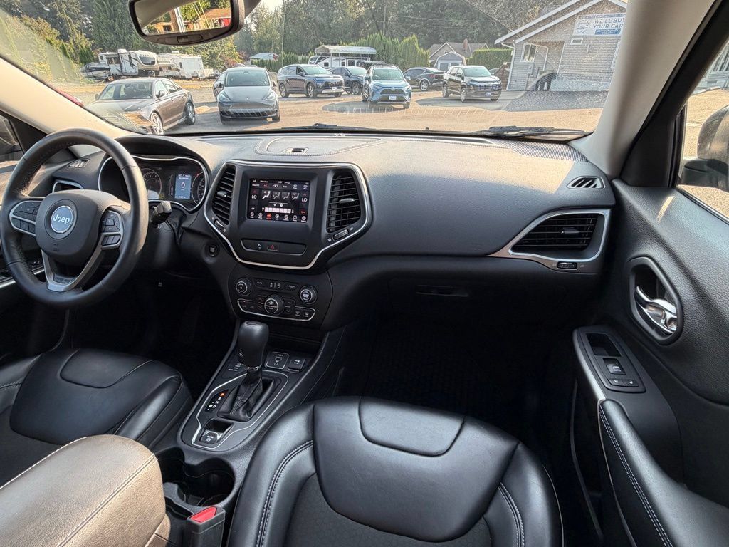 Used 2019 Jeep Cherokee Latitude Plus w/ Comfort/Convenience Group AWD/4WD image 28