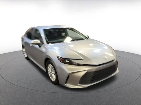 Used 2025 Toyota Camry LE image 3