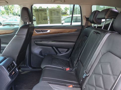 Used 2025 Volkswagen Atlas SE image 19