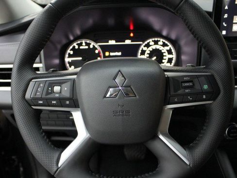New 2025 Mitsubishi Outlander SE image 8